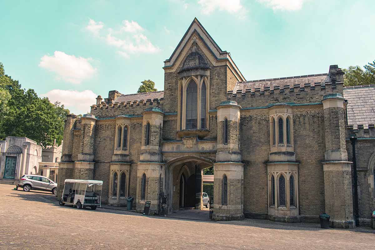 Cancello gotico in ferro battuto all'ingresso del Cimitero di Highgate a Londra immerso nel verde