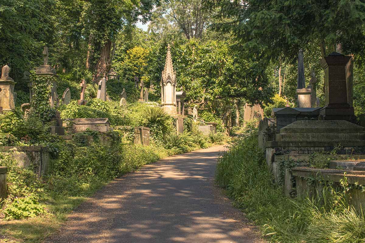 Inizio del percorso di Egyptian Avenue nella parte Ovest del Cimitero di Highgate con colonne storiche in stile egizio.