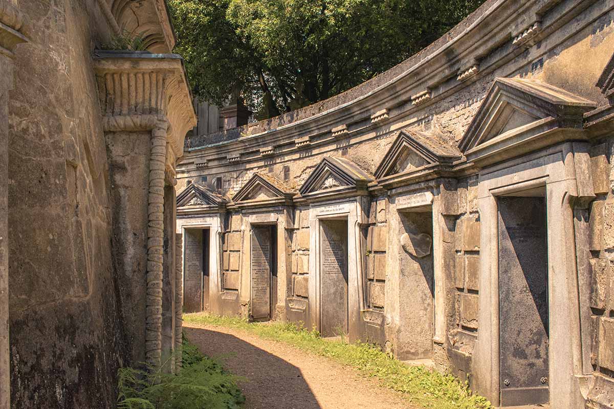 Cripte e catacombe storiche disposte a cerchio intorno al grande albero del Circle of Lebanon a Highgate