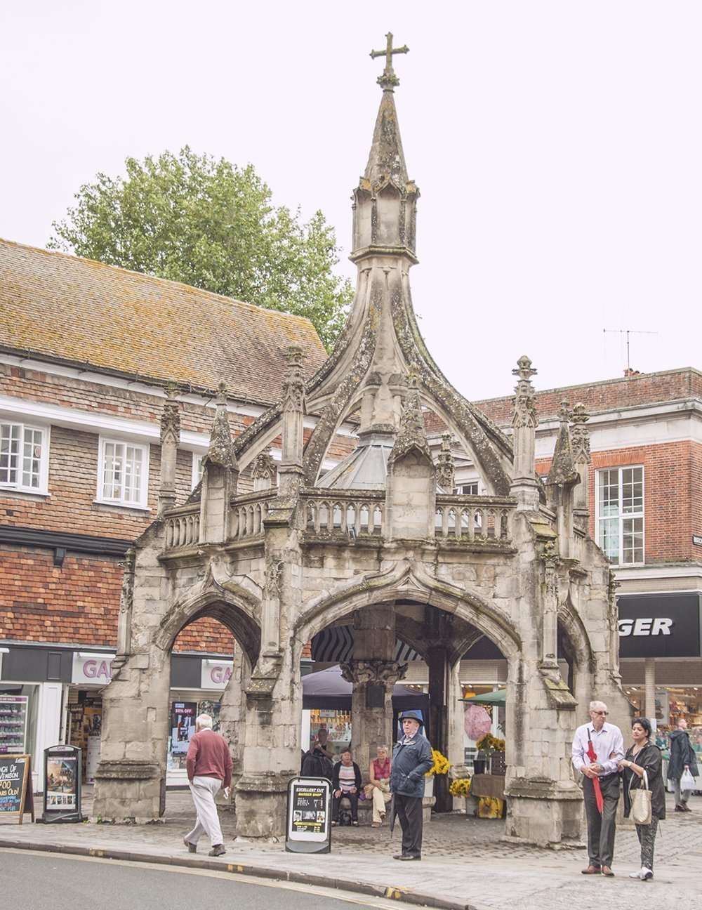 il monumento poultry cross nel centro storico di salisbury