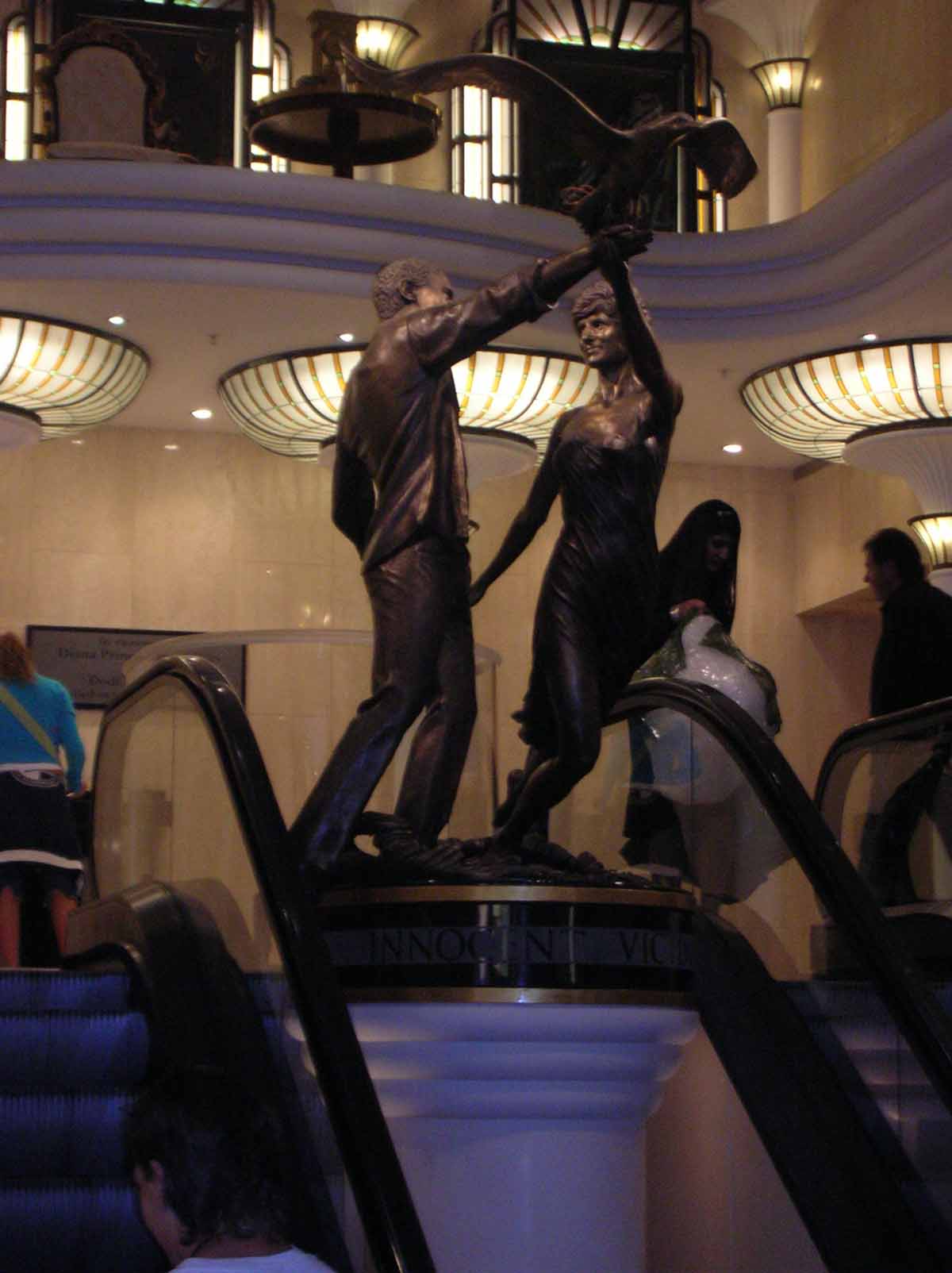 statua di dodi e diana da harrods