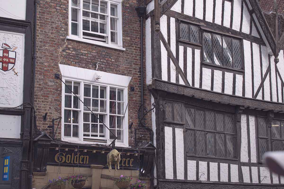 facciata golden fleece