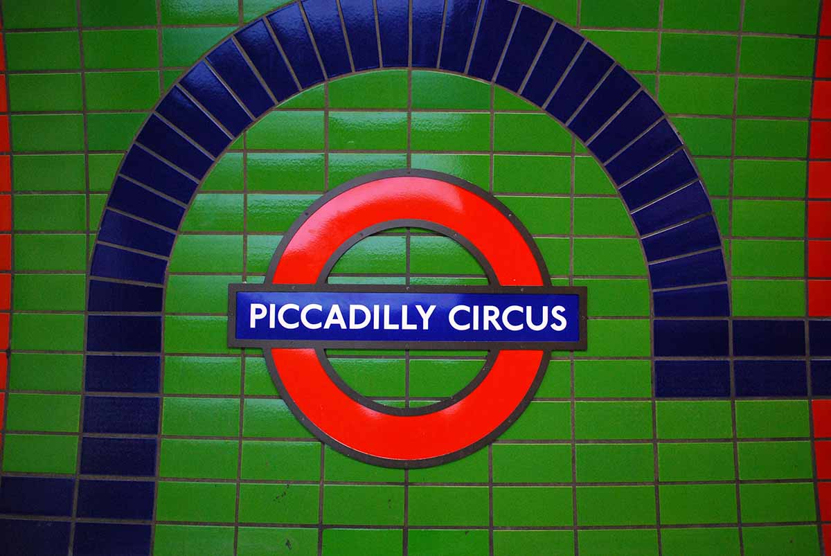 tube piccadilly circus
