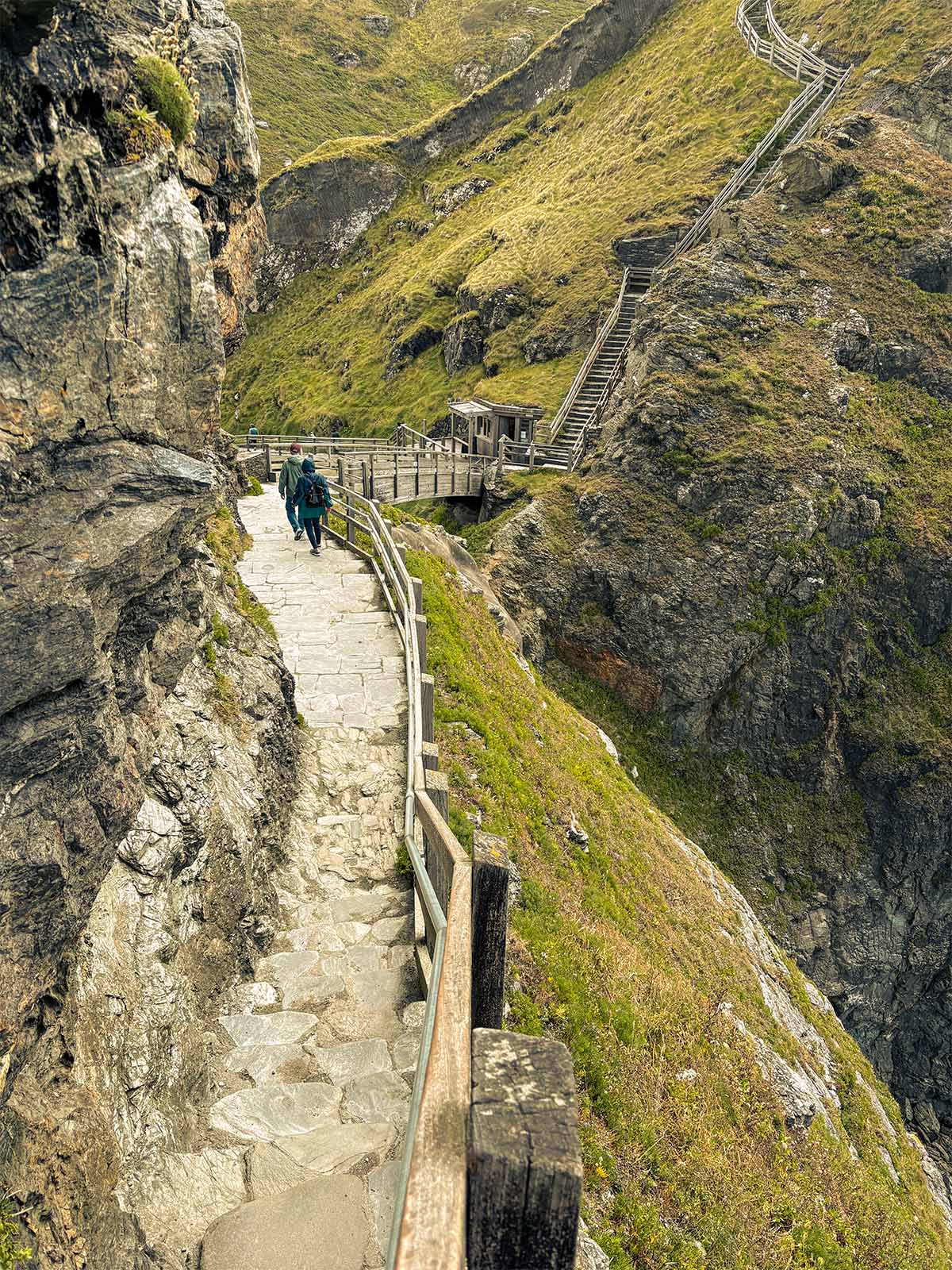 Scalinata in pietra ripida lungo il sentiero archeologico del castello di Tintagel