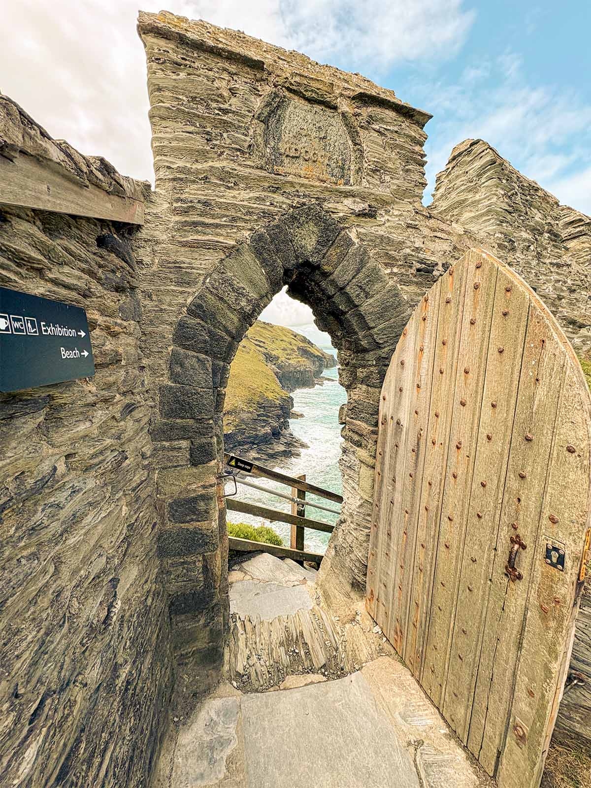 Porta del castello che si apre sulla scogliera di Tintagel