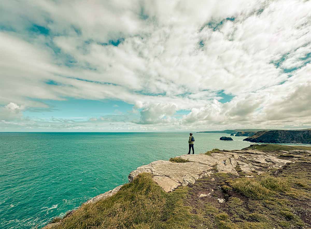 scogliere dell'isola che ospita tintagel castle in cornovaglia
