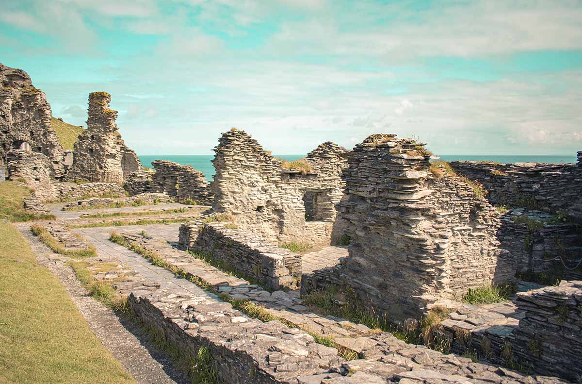 Antiche rovine medievali del castello di Tintagel a picco sul mare Atlantico