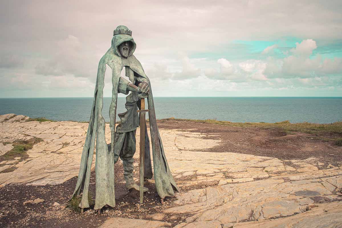 Statua in bronzo di Gallos ispirata alla leggenda di Re Artu a Tintagel Castle
