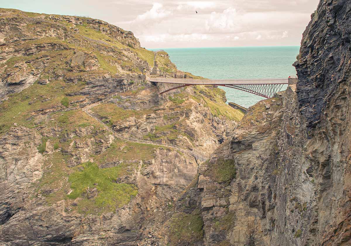 Nuovo ponte sospeso pedonale di Tintagel Castle sospeso sulle scogliere della Cornovaglia