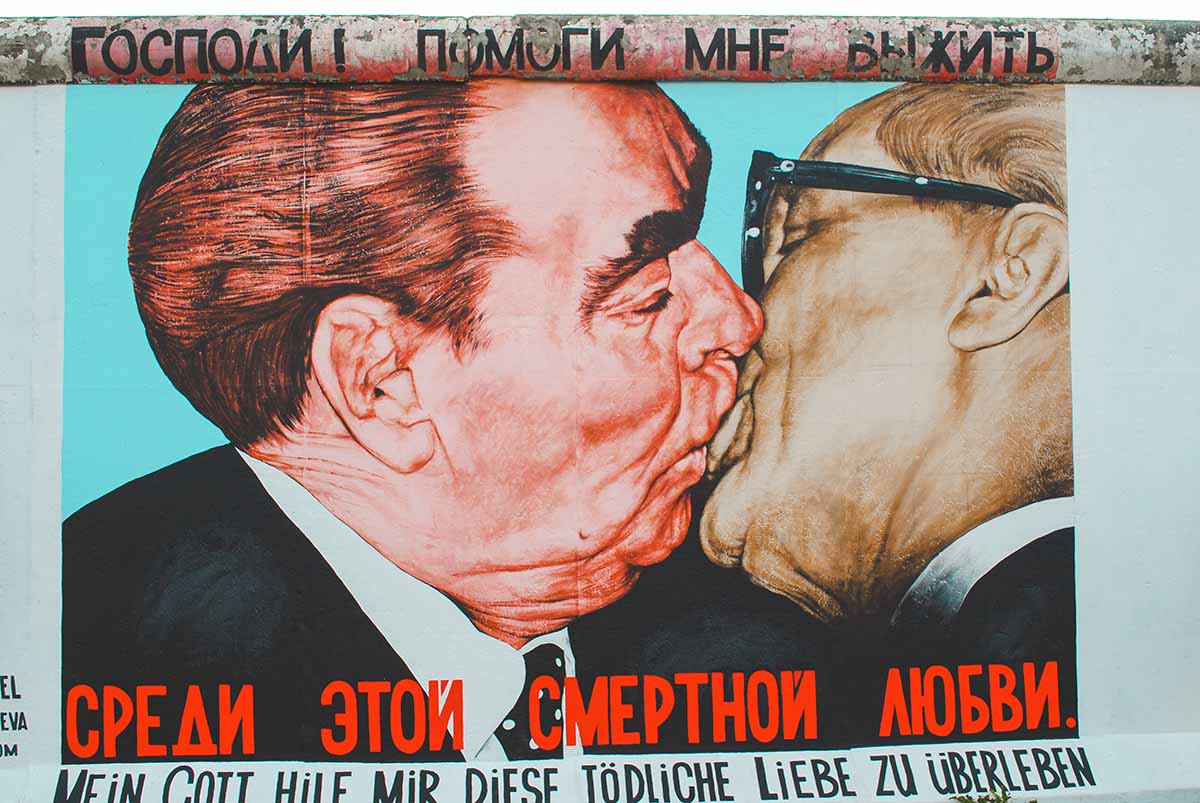 murales del bacio di breznev e honecker east side gallery berlino