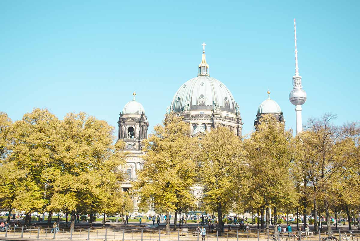 alberi con colori autunnali nascondono il berlin dom