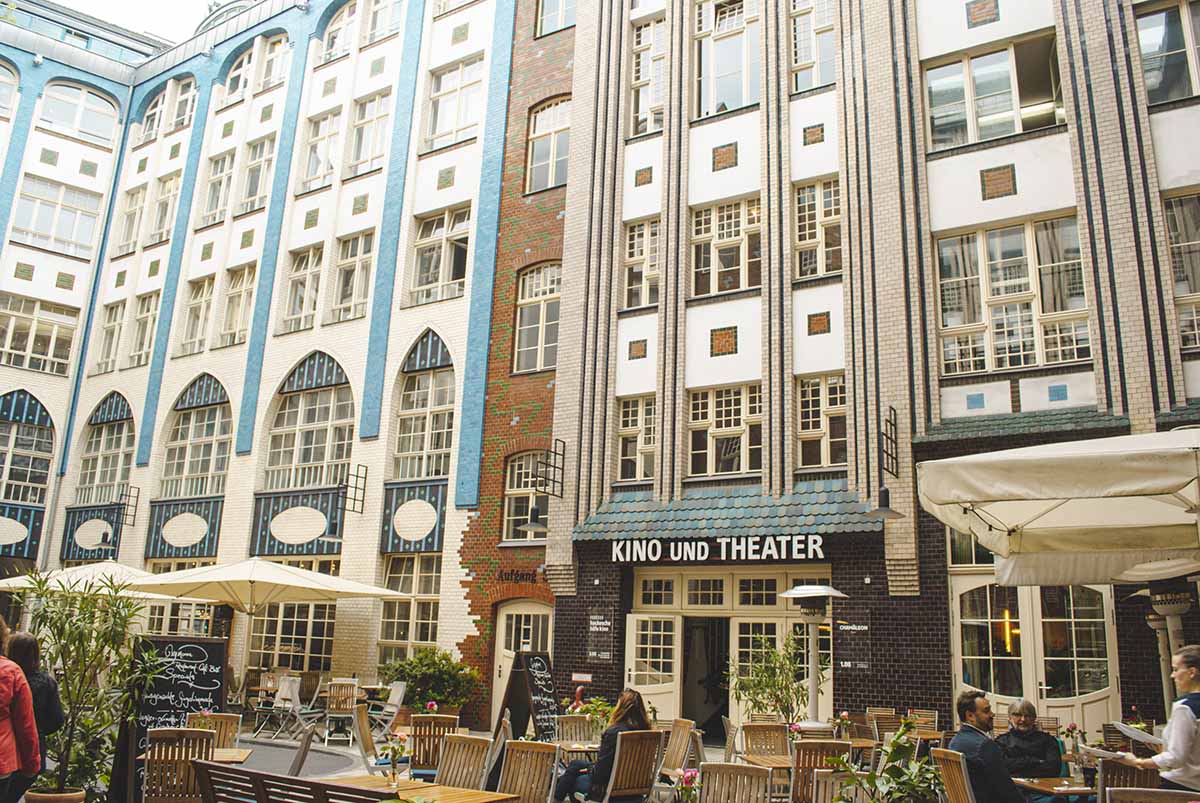 caffetteria all'interno degli hofe nel quartiere mitte a berlino