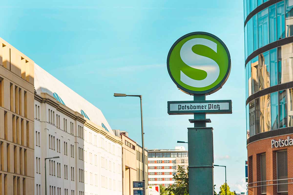cartello verde che indica la s-bahn di potsdamer platz a berlino