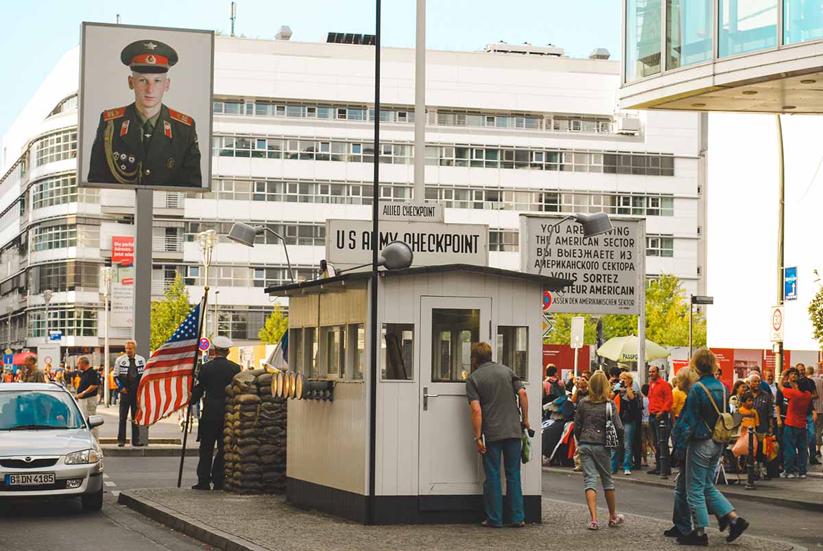 persone guardano la cabina del check point charlie