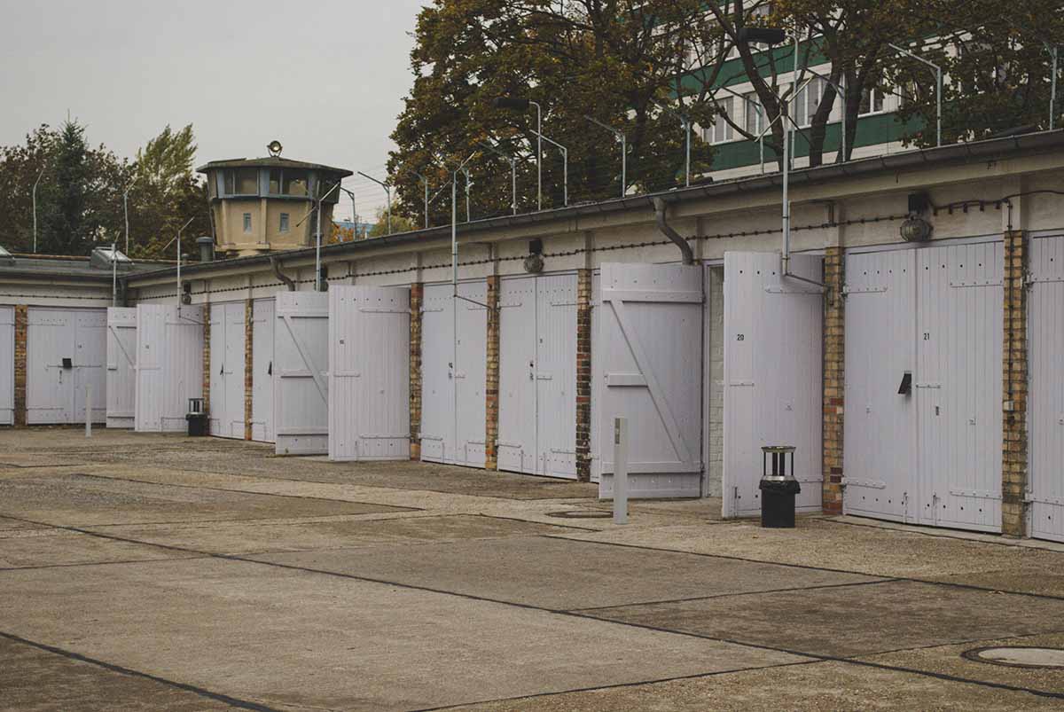 cortine con porte blindate nella prigione della stasi a berlino