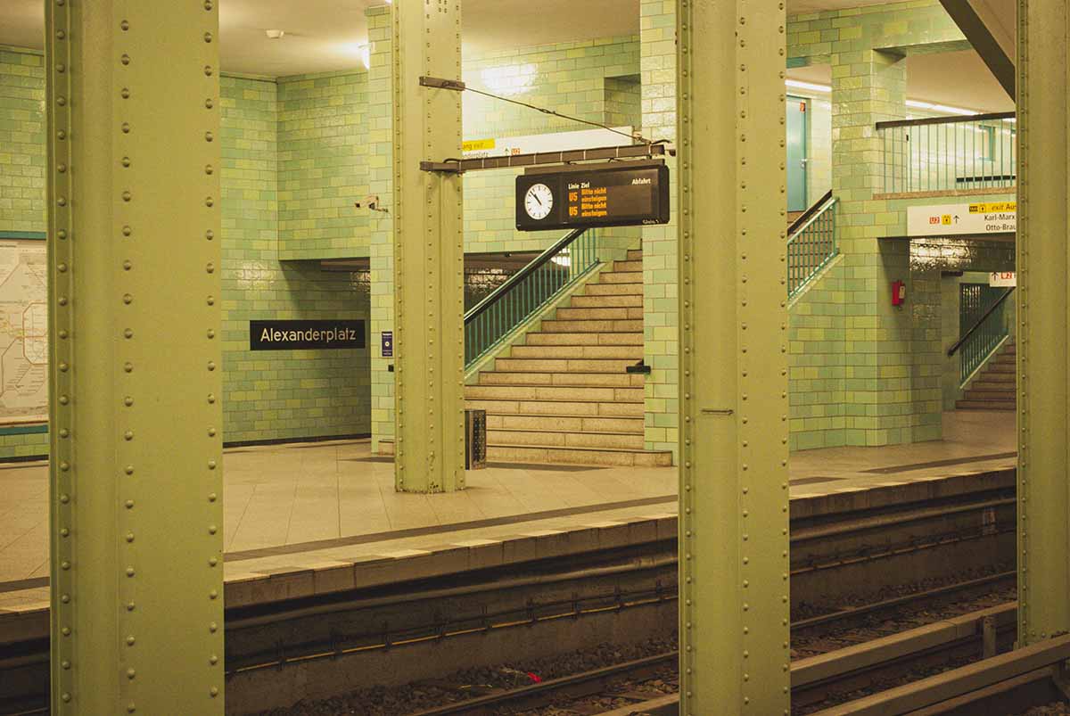 interno della fermata h-bahn di alexander platz a berlino