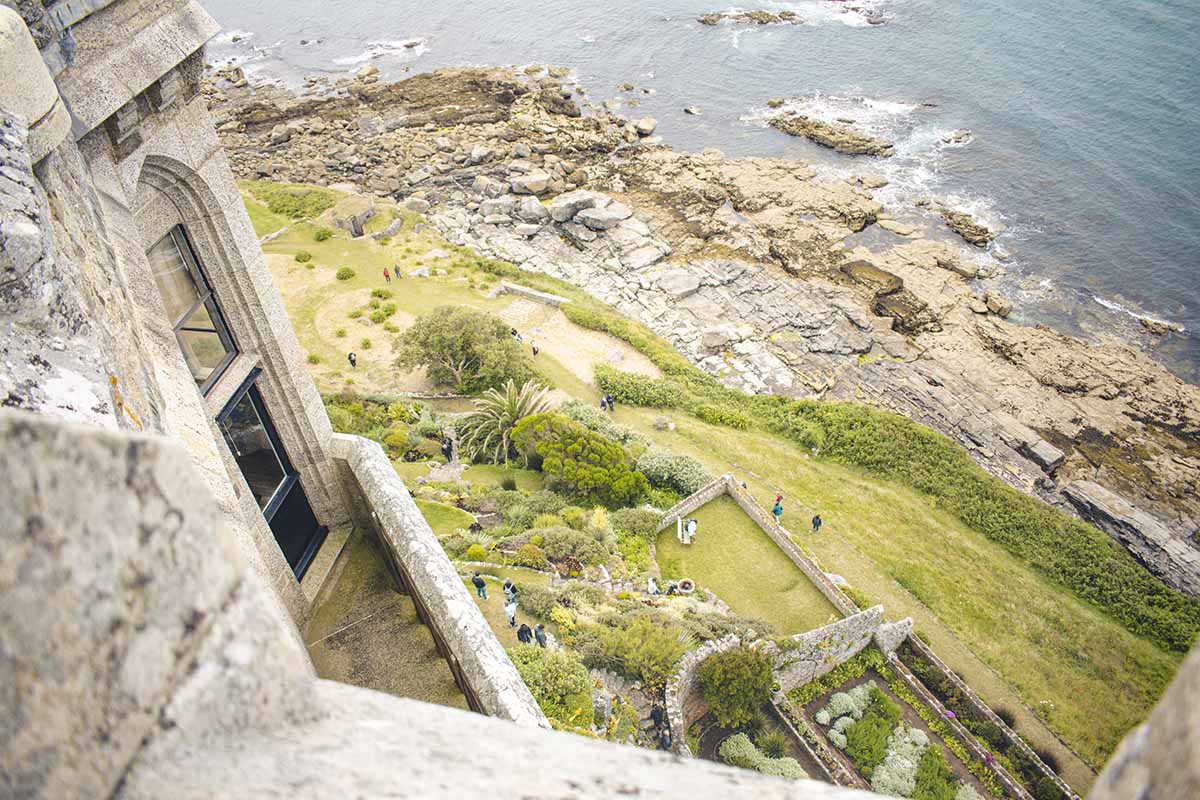 Piante succulente e cactus che crescono sui giardini terrazzati a picco sul mare a St. Michael's Mount.