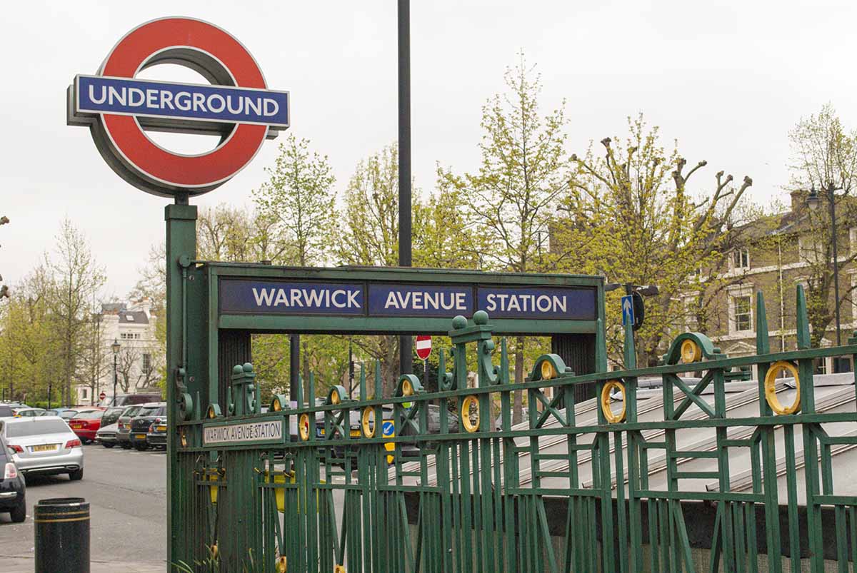 nsegna circolare della metropolitana di Londra Underground fuori da una stazione in centro
