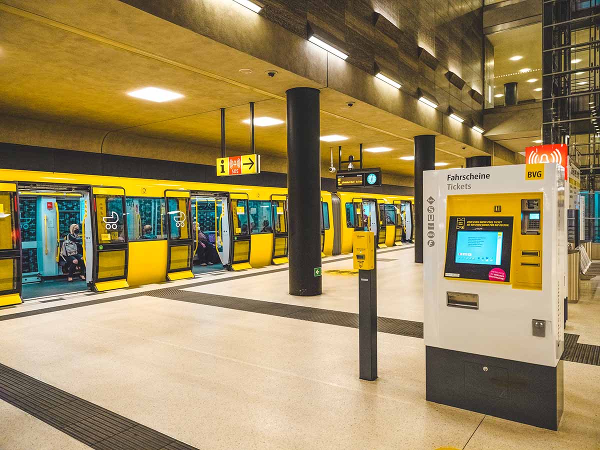 macchinette per acquistare i biglietti dentro la stazione u-bahn a berlino