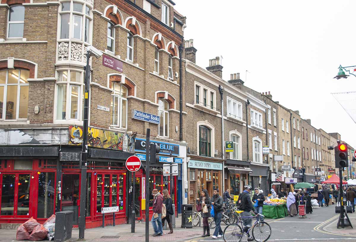 strada con vetrine colorate a paddington londra