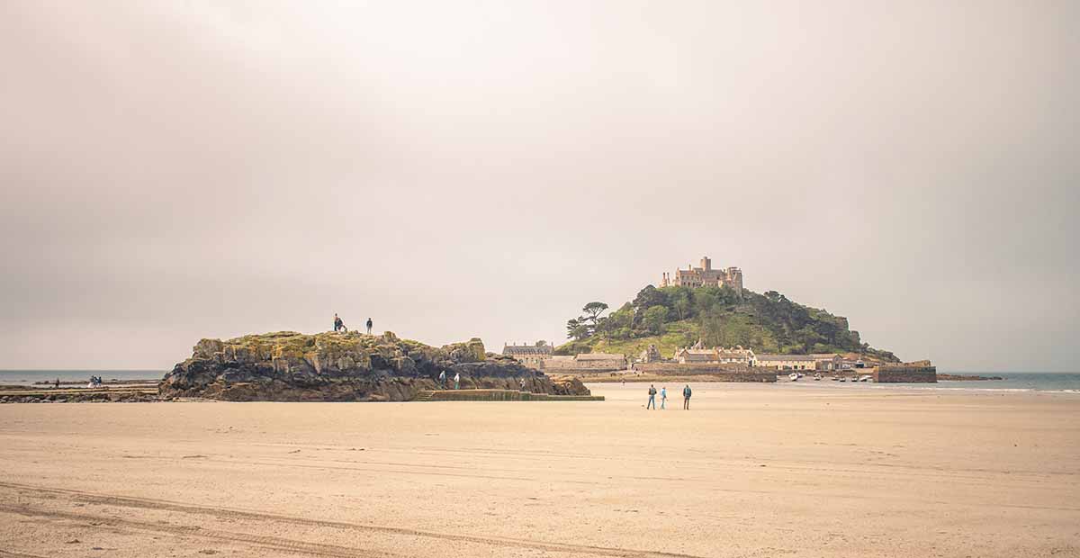 Vista panoramica dell'isola tidale di St. Michael's Mount con il castello medievale sulla cima