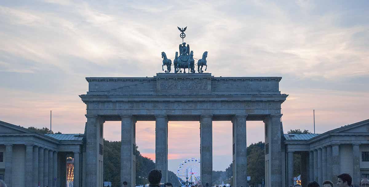 porta di brandeburgo alla luce del tramonto autunnale a berlino
