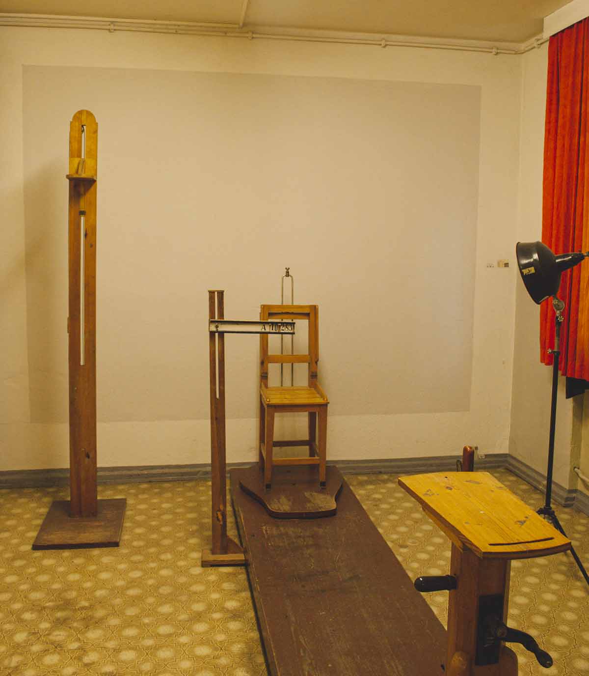 sedia di legno nella sala degli interrogatori della prigione della stasi a berlino