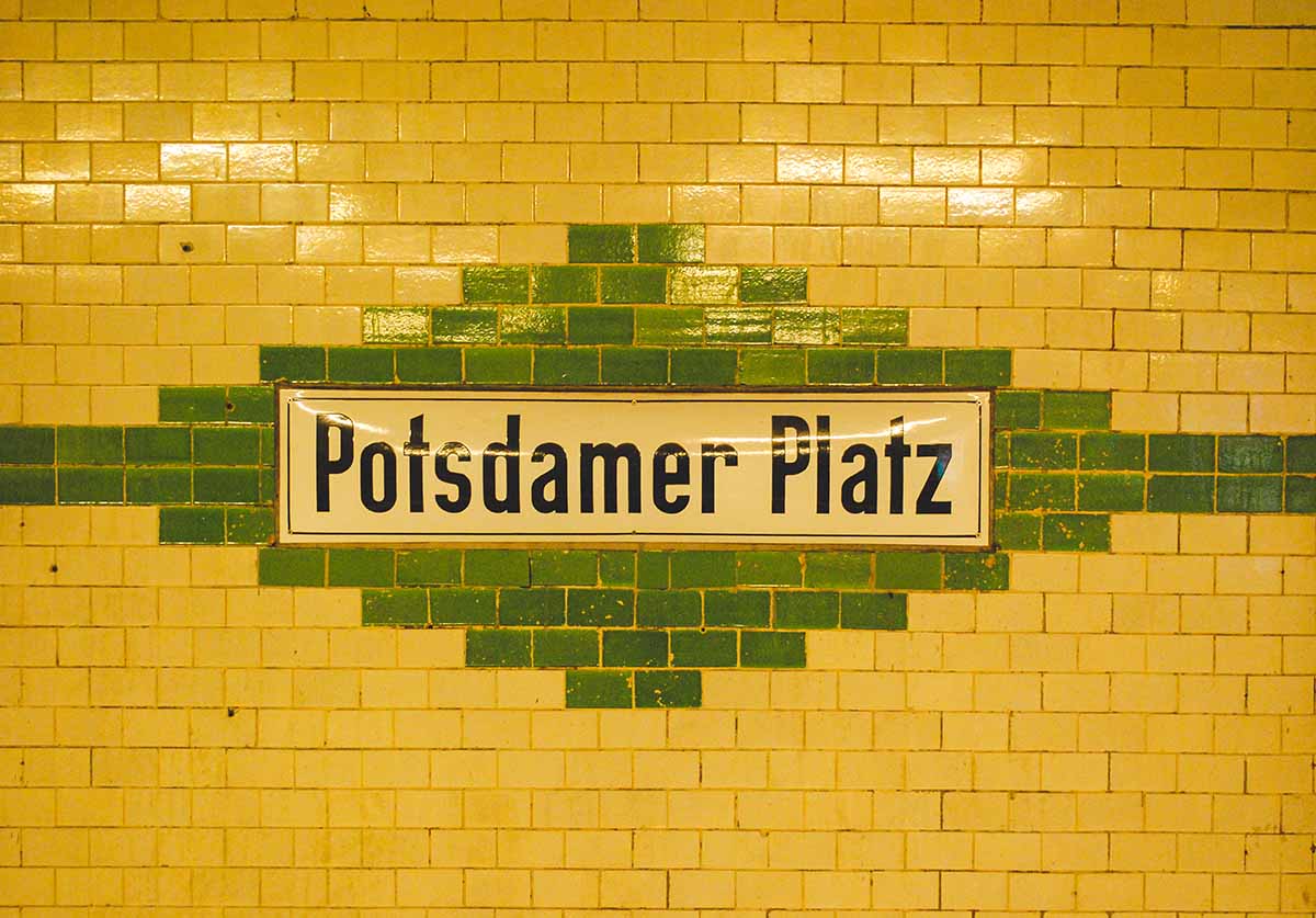 scritta con le piastrelle dentro la u-bahn di potsdamer platz a berlino