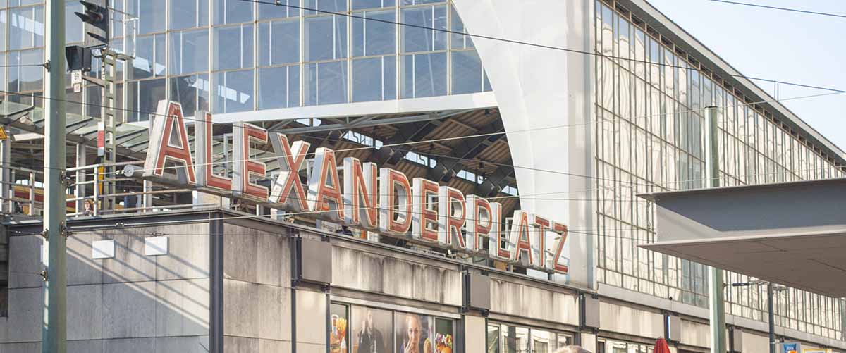 insegna della stazione alexanderplatz a berlino