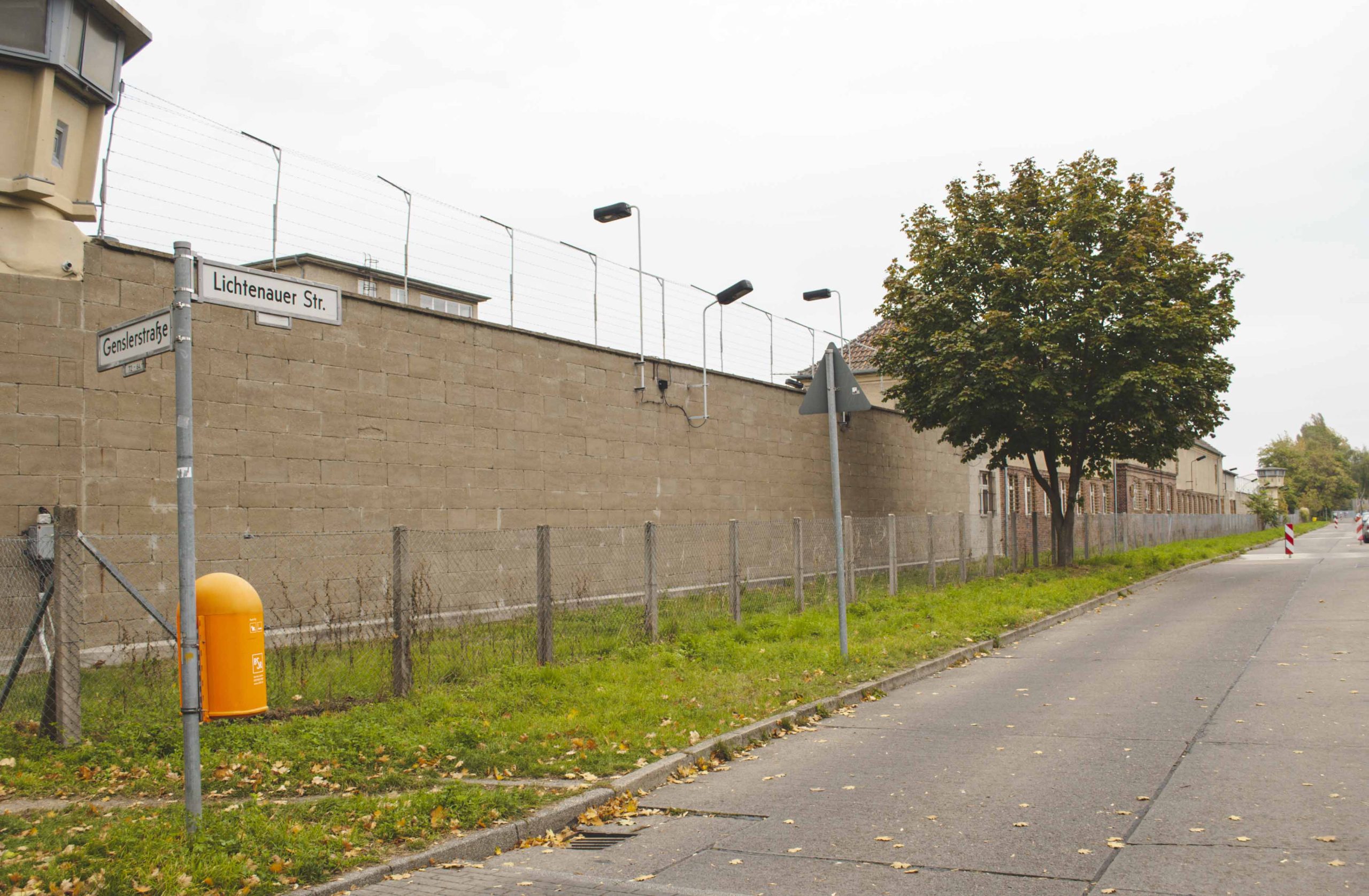 strada esterna al muro di cinta con filo spinato della prigione della stasi a berlino