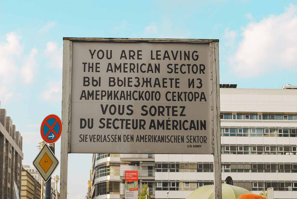 cartello americano check point charlie a berlino