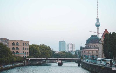 Itinerario Muro di Berlino: 4 Tappe tra Storia, Polizia Segreta e Street Art