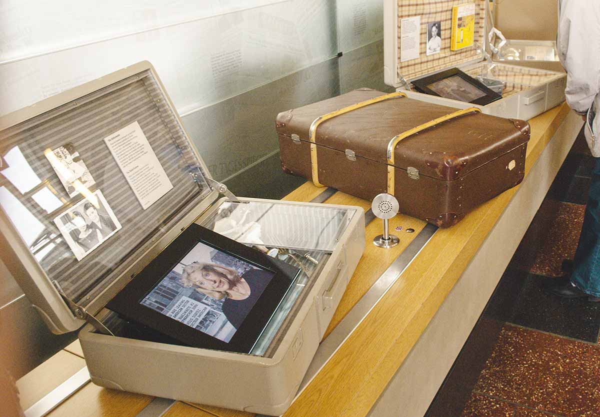 valigia e oggetto personali berlinesi dell'est al palazzo delle lacrime a berlino