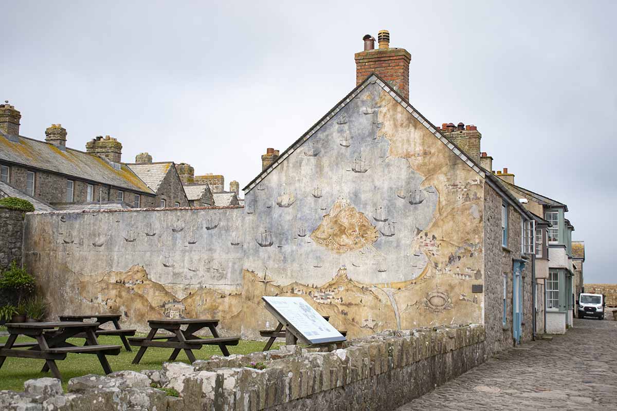 murales sui cottage in pietra del pittoresco villaggio di pescatori situato sull'isola.