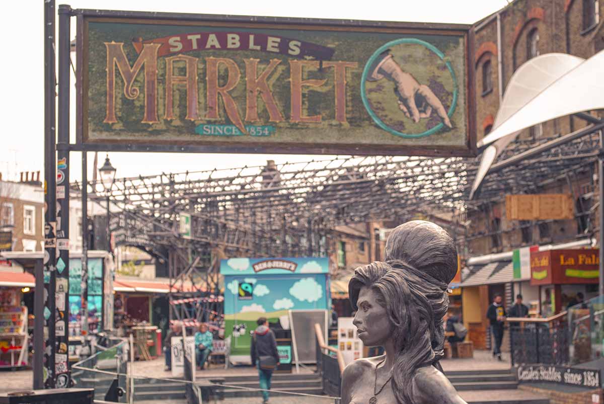 statua amy winehouse quartiere punk di Camden Town a Londra