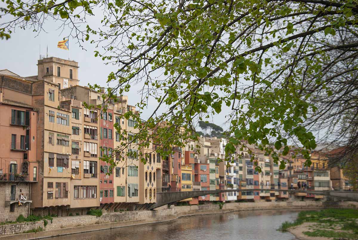 cases penjades di girona viste dal fiume