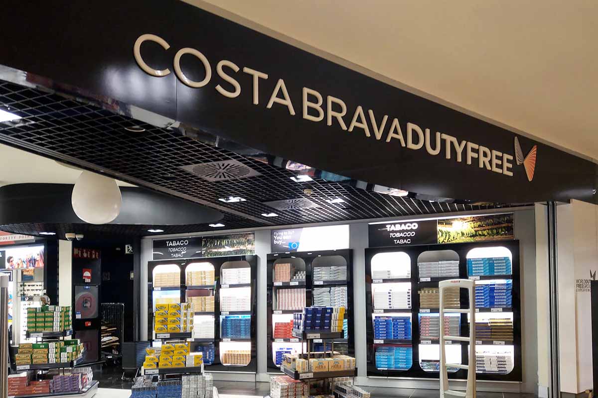interno dell'aeroporto di girona costa brava