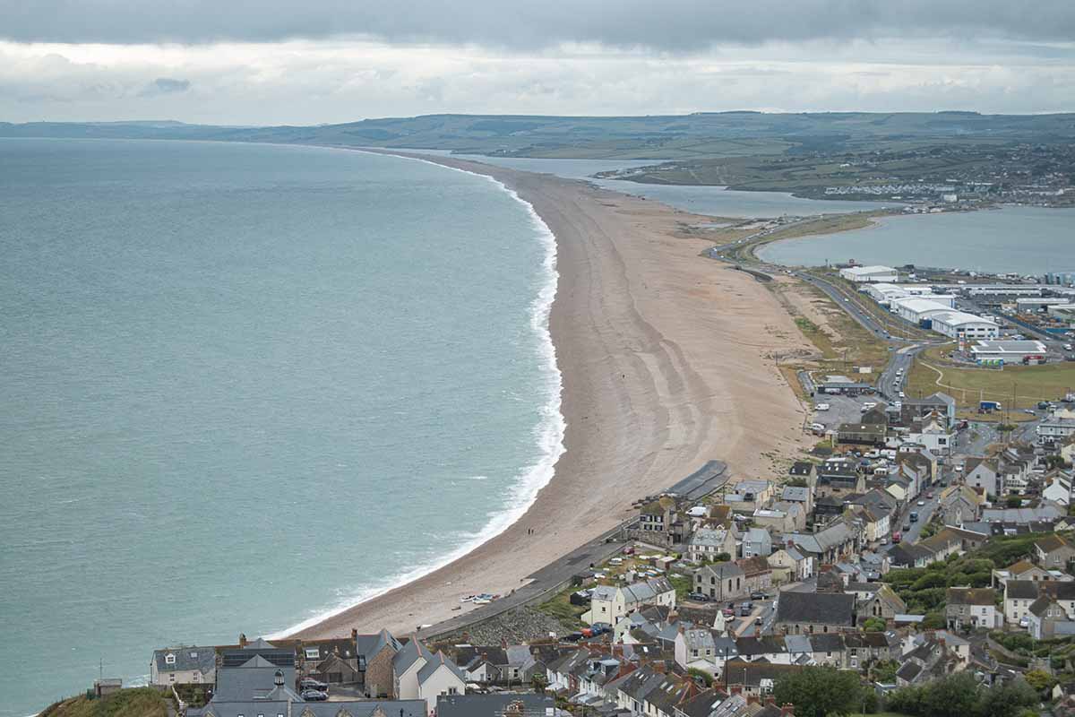 parte iniziale di chesil beach sulla baia di portland vista dal faro