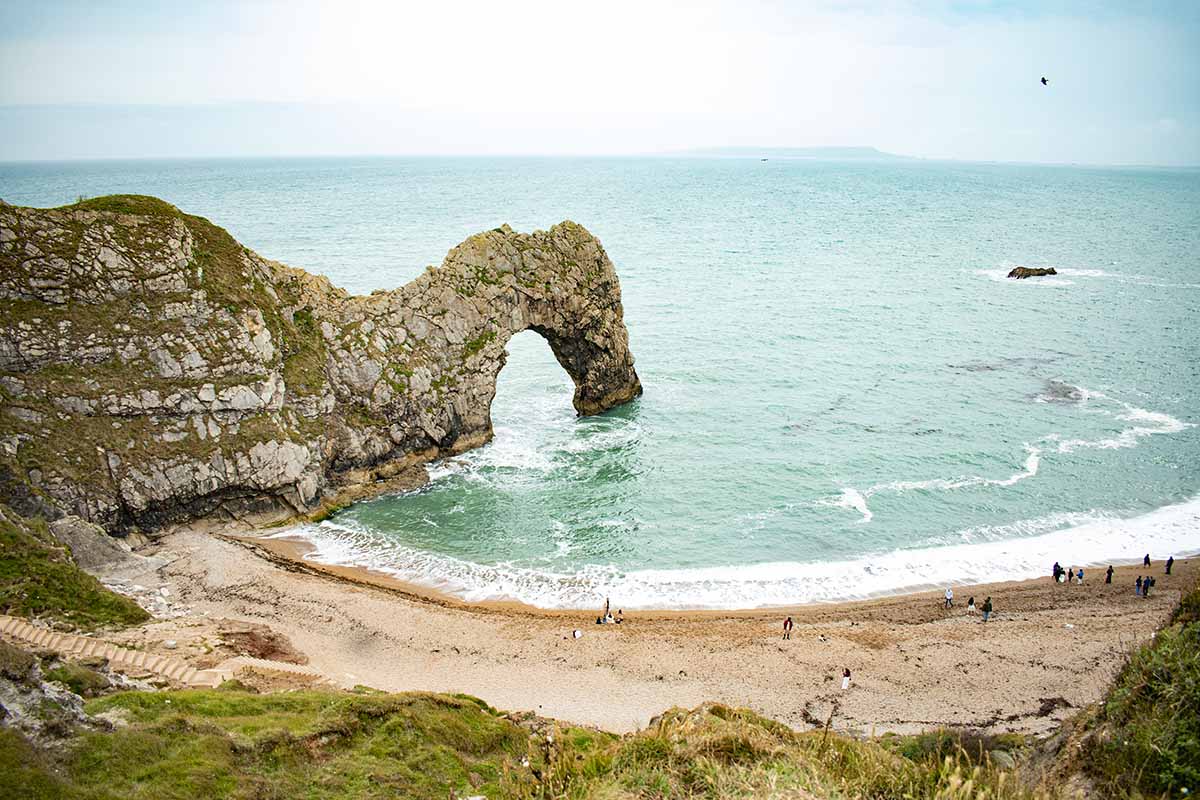 Il celebre arco naturale in pietra calcarea di Durdle Door a picco sul mare nella Jurassic Coast inglese