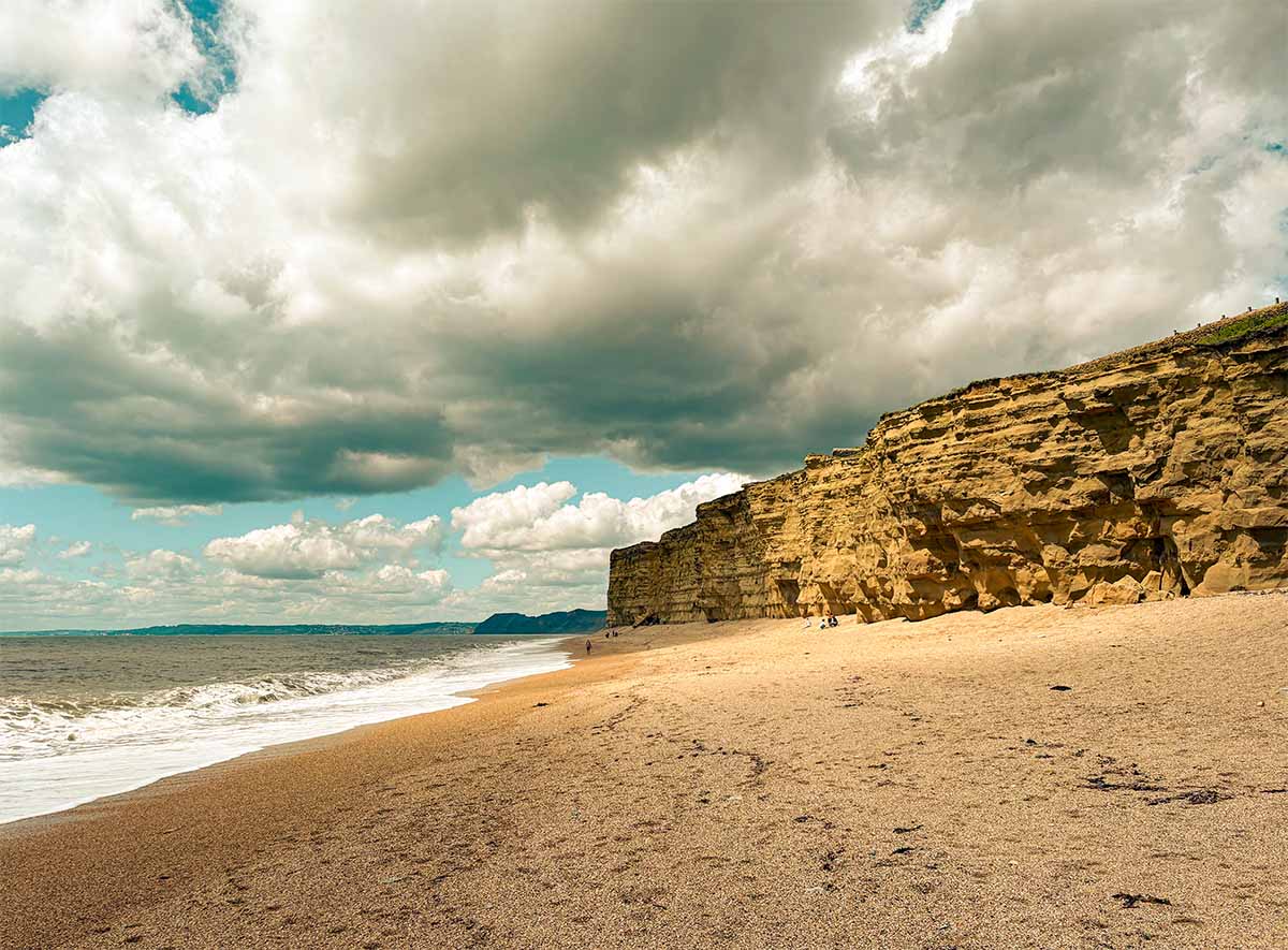 Scogliere illuminate dal sole a Hive Beach