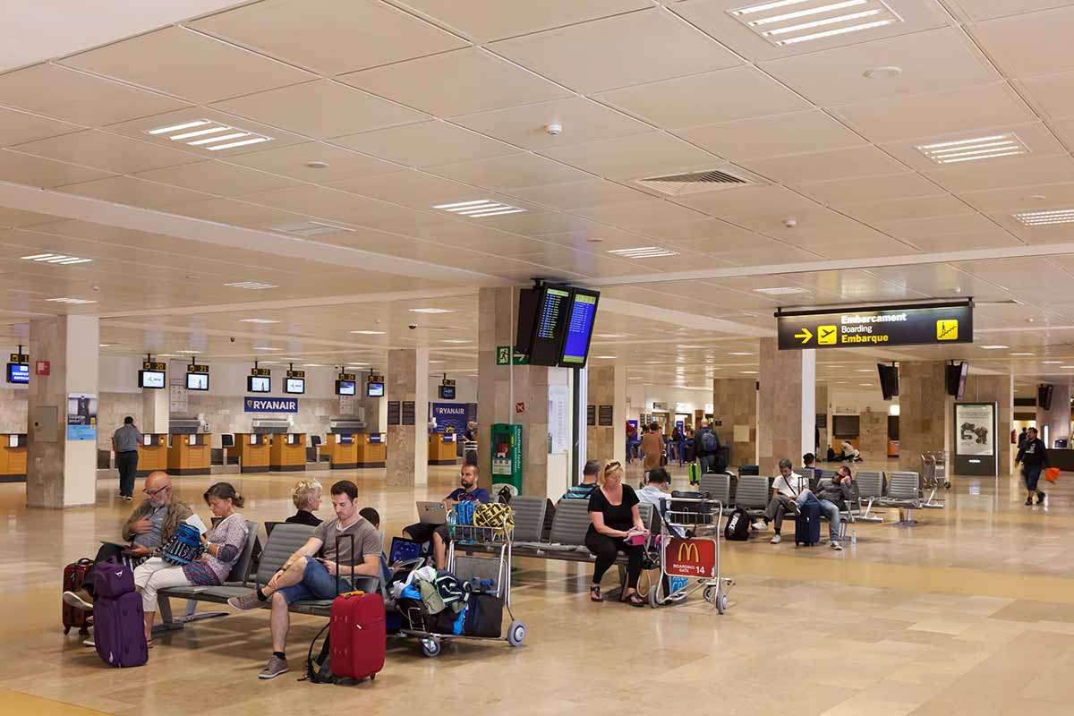 interno aeroporto girona costa brava
