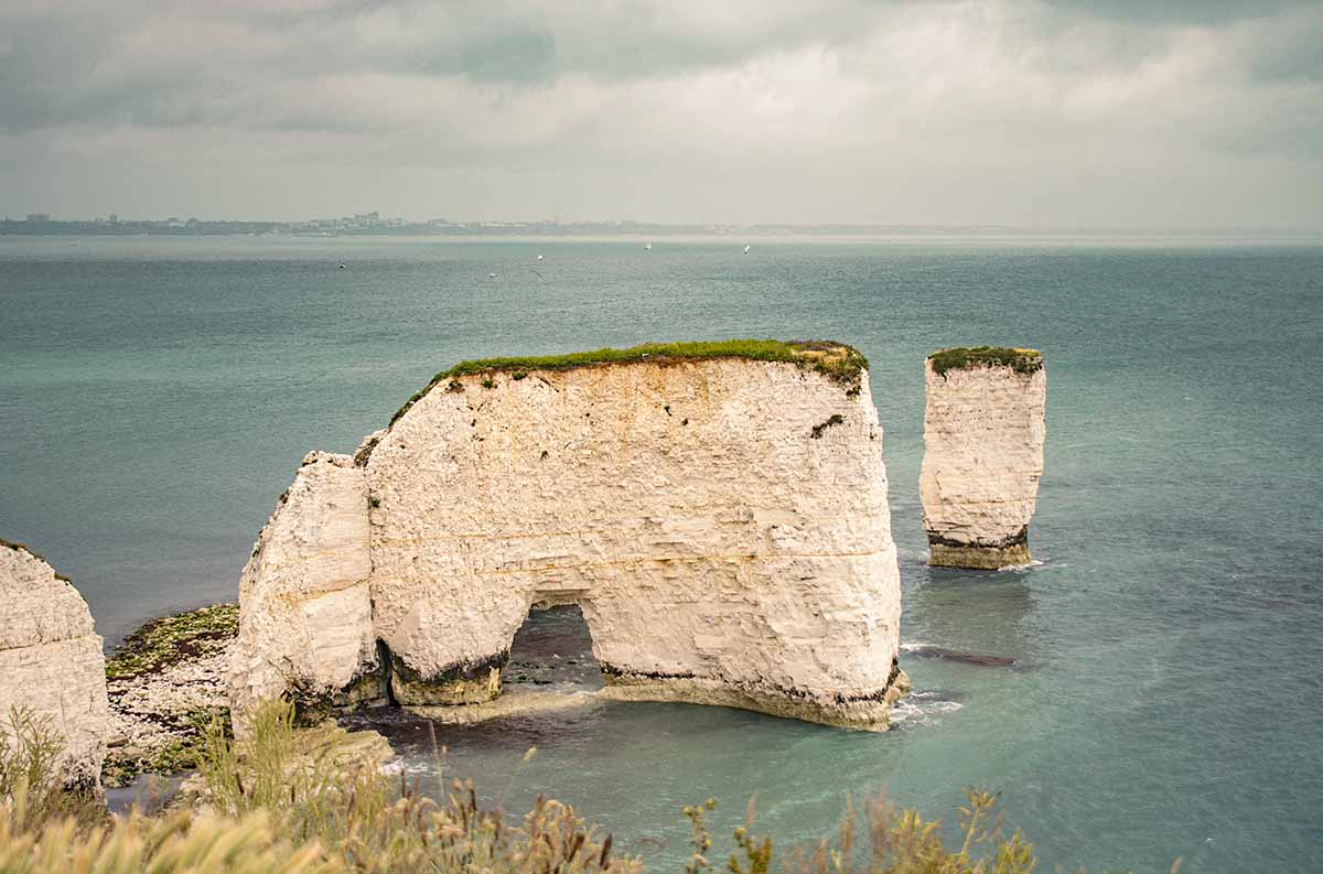 Veduta panoramica dei faraglioni di gesso bianco Old Harry Rocks lungo l'itinerario nella Jurassic Coast in auto