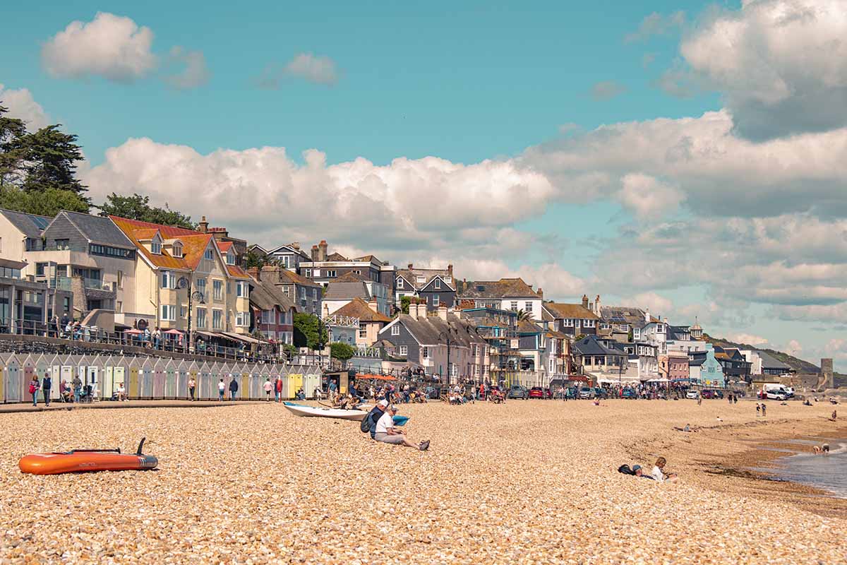 spiaggia di ciottoli a lyme regis paradiso del fossil hunting nella jurassic coast
