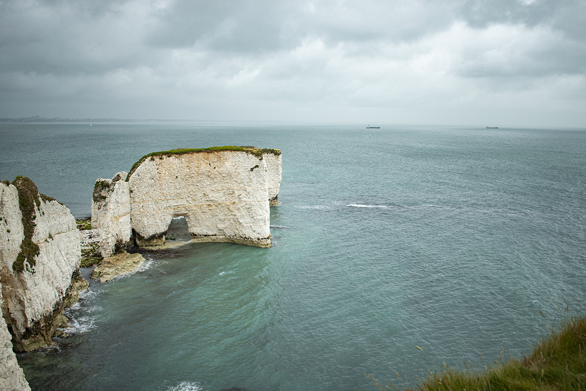 vista dall'alto sui faraglioni di gesso bianco old harry rocks costa giurassica