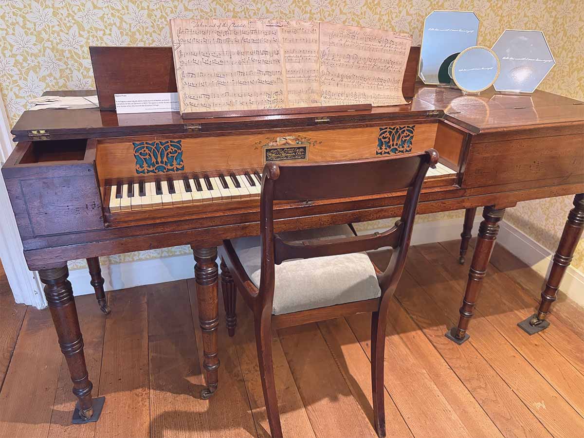 pianoforte nella drowing room sul quale jane austen si esercitava ogni mattina