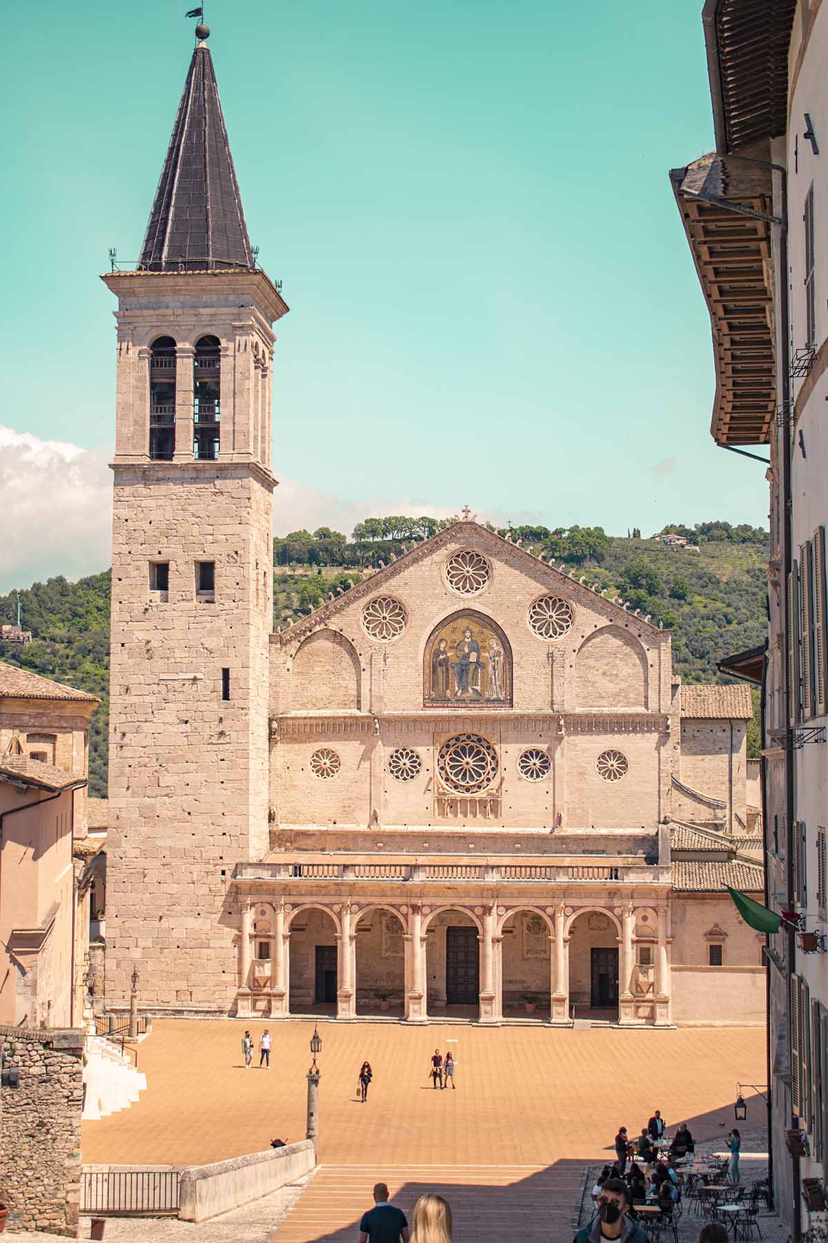 vista sul duomo di spoleto dalla scalinata