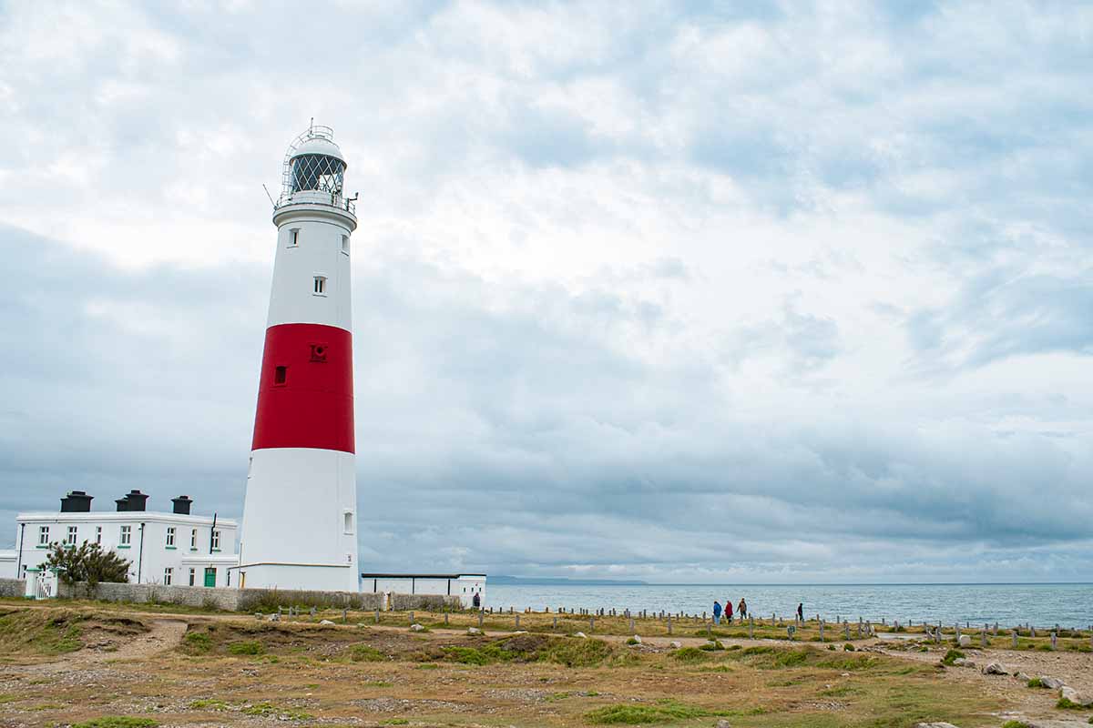 Il maestoso faro monumentale Portland Bill Lighthouse sulla punta estrema dell'Isola di Portland