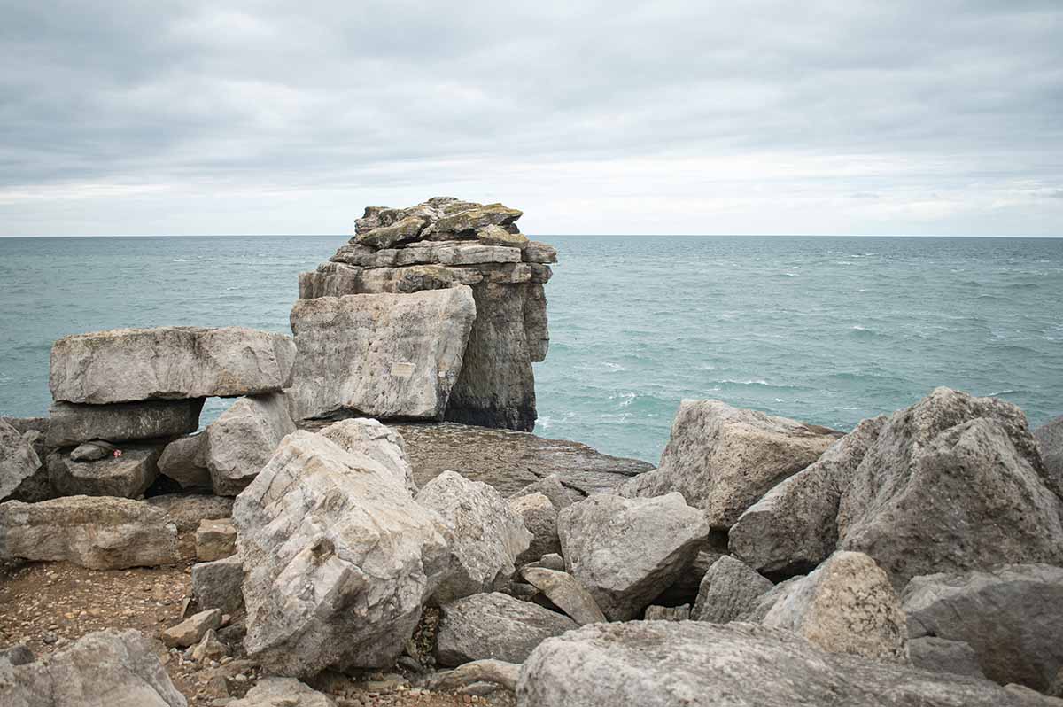 scoglio nella costa giurassica inghilterra del sud