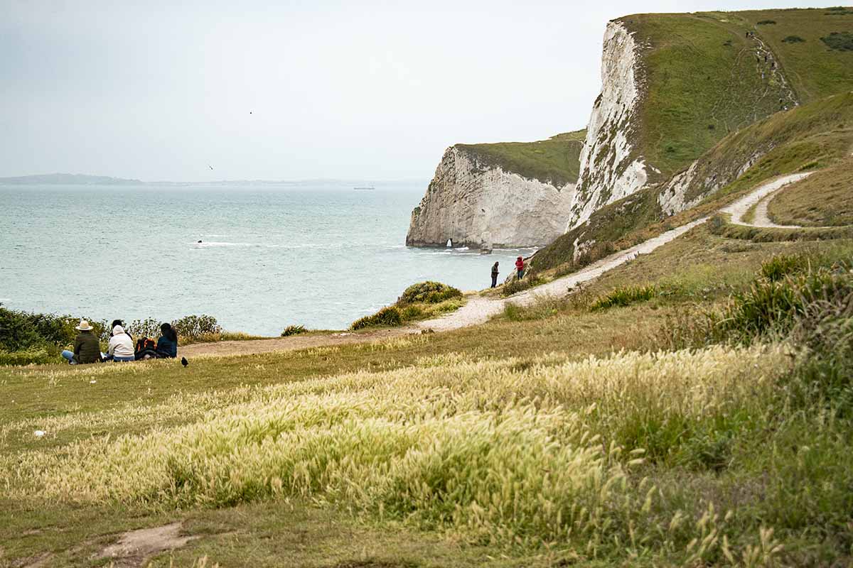 sentiero da lulworth cove a durdle door con veduta sui faraglioni di gesso bianco