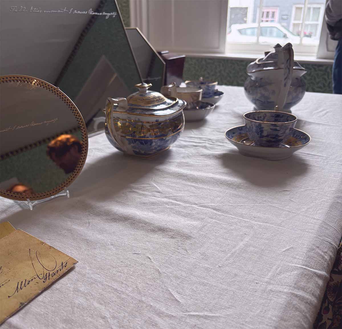 set da tea originale esposto nel cottage di jane austen a chawton